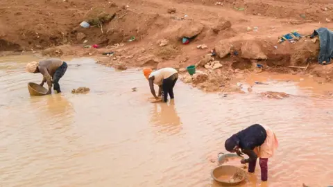 انهيار منجم ذهب يودي بحياة 11 شخصاً في غينيا