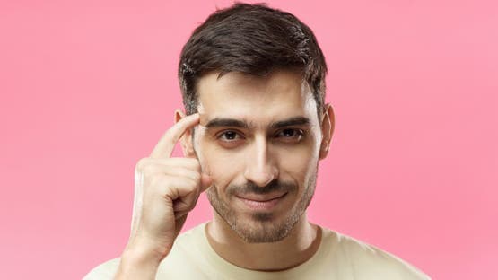 عالم نفس أميركي: الأذكياء ليسوا كما نتخيل… أبطأ وأكثر تشتتًا لكنهم يفكرون بعمق