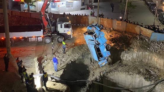 لحظات رعب بالزاوية الحمراء.. ميكروباص يسقط في حفرة بعمق 6 أمتار بالقاهرة