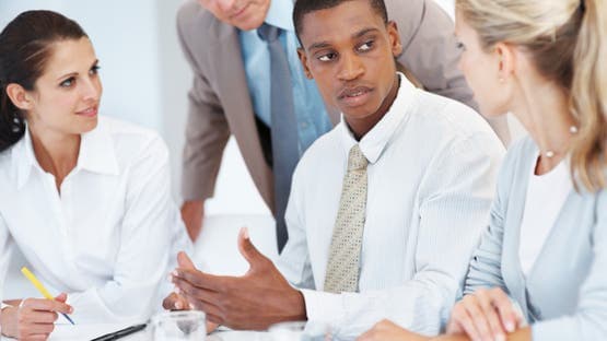 خمس قواعد لغوية تجعل الموظف أكثر تأثيرًا واحترافية في مكان العمل