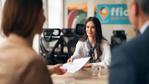 الكذب الأبيض في مقابلات العمل.. متى يُسمح به؟