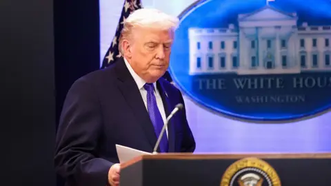 “عار على أمتنا”.. ترامب يهاجم المحكمة العليا بعد إسقاط رسومه الجمركية