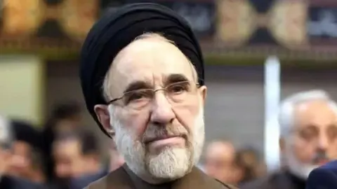 طهران: لا صحة لمغادرة محمد خاتمي إيران