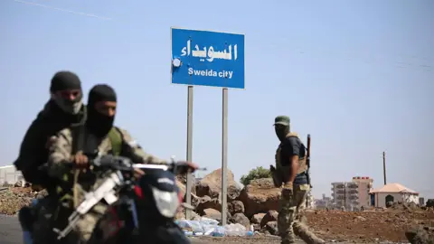 تبادل محتجزين بين الحرس الوطني والقوات الحكومية في السويداء تحت إشراف الصليب الأحمر