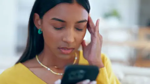 "قلق التلميح" يهدد عقلك: كيف تتحكم بتوتر الرسائل الغامضة على الهاتف؟