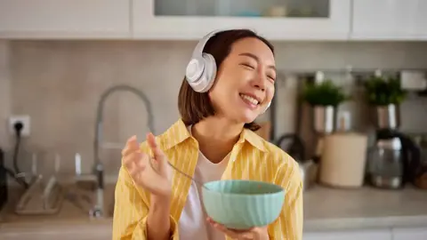 الاستماع إلى أغانيك المفضلة أثناء الطعام قد يساعد على إنقاص الوزن