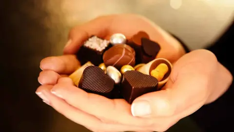 معلمة في كاليفورنيا تواجه دعوى بعد تقديم حلوى بالقنب لأطفال خلال عيد ميلاد