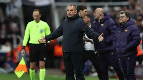 هانزي فليك ينقذ طفلاً أمام ملعب برشلونة قبل مواجهة نيوكاسل يونايتد