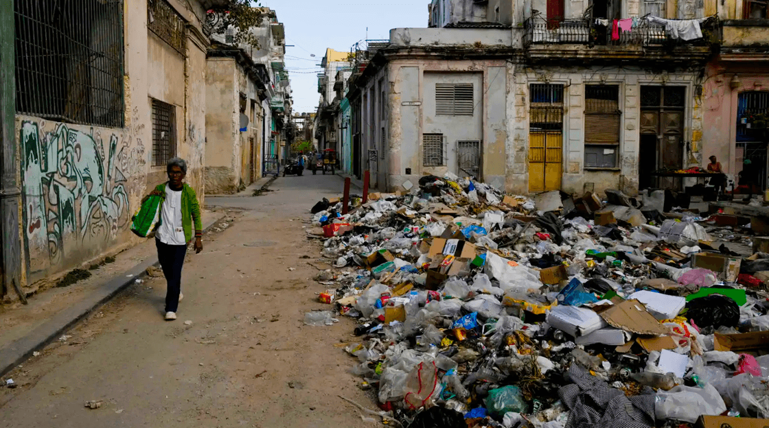 هافانا تغرق في القمامة : أزمة النفايات تتفاقم تحت الحصار الأميركي