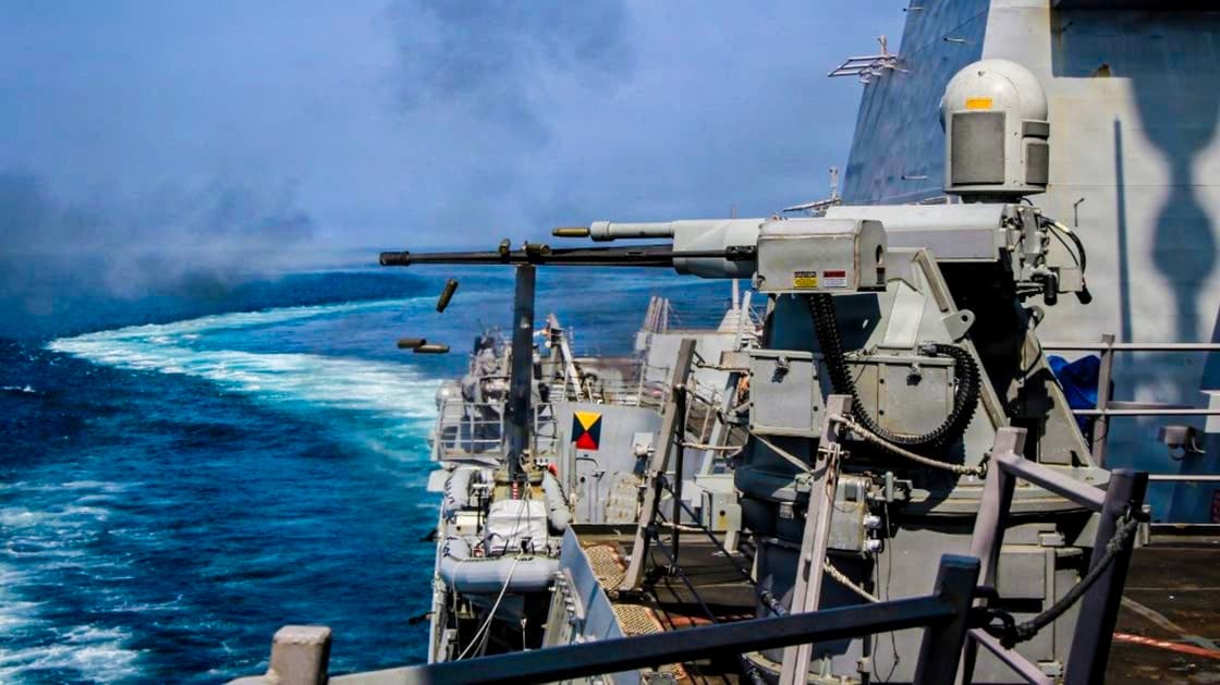 المدمرة فرانك بيترسون تستعرض قوتها في بحر العرب بالذخيرة الحية