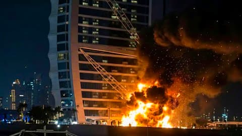 إخماد حريق في دبي بعد هجوم مسيّرة على القنصلية الأمريكية