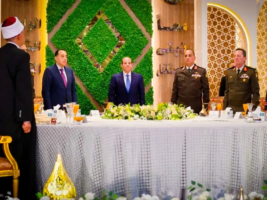 السيسي يهدد مافيا الأسعار بالقضاء العسكري وسط أزمة إقليمية