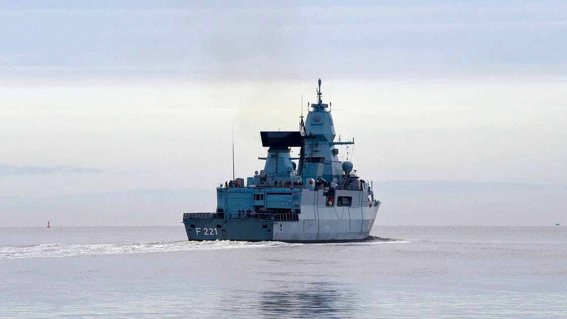 فرقاطة يونانية تأمن مرور دفعة جديدة من السفن التجارية في البحر الأحمر