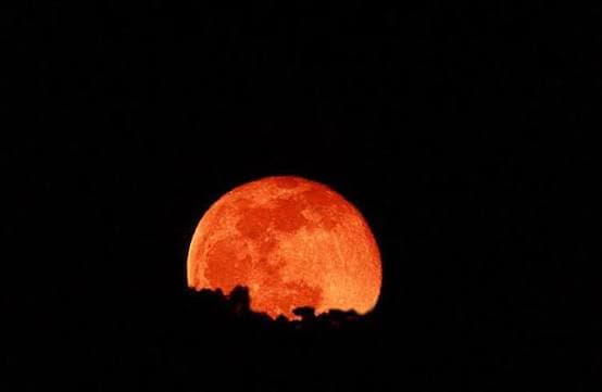 ظاهرة “القمر الدموي” تشهدها مناطق واسعة من العالم الثلاثاء